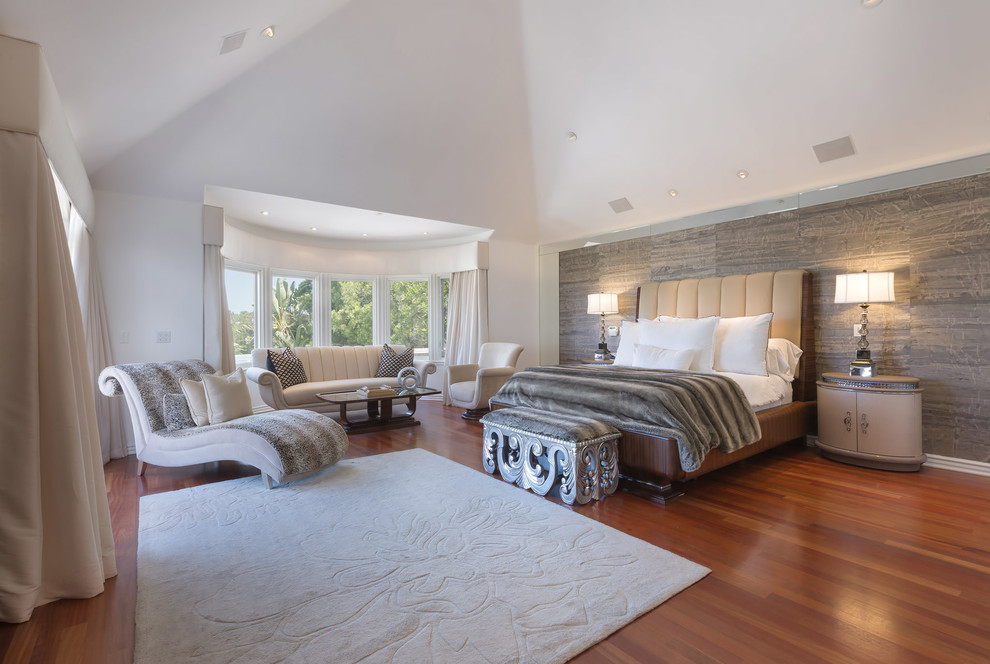 Imagen de dormitorio principal actual extra grande con paredes multicolor y suelo de madera en tonos medios