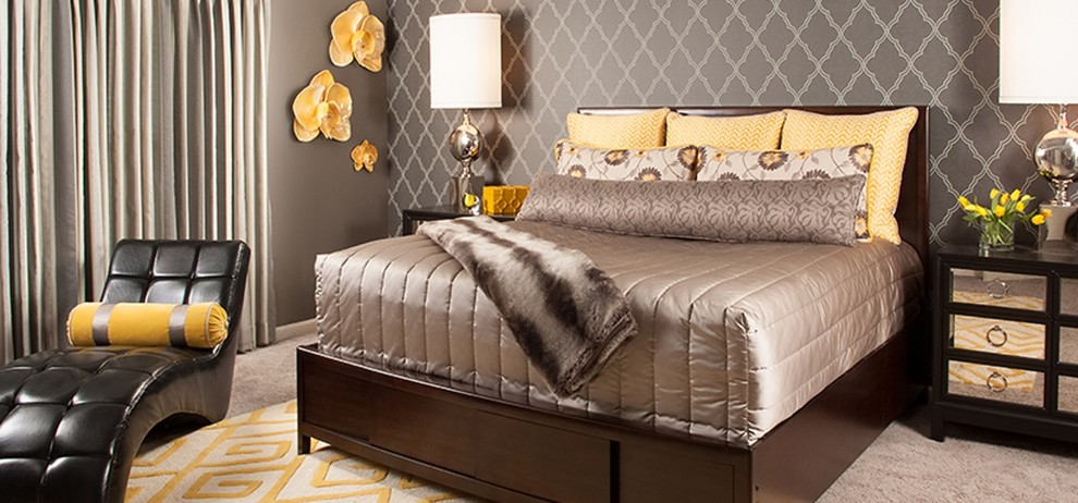 Пример оригинального дизайна: большая хозяйская спальня в классическом стиле с коричневыми стенами, ковровым покрытием и бежевым полом без камина