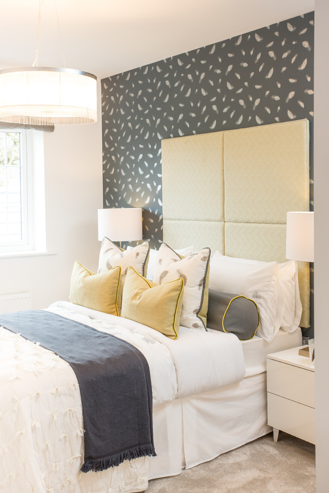 Modelo de dormitorio clásico renovado con paredes grises, moqueta y suelo beige