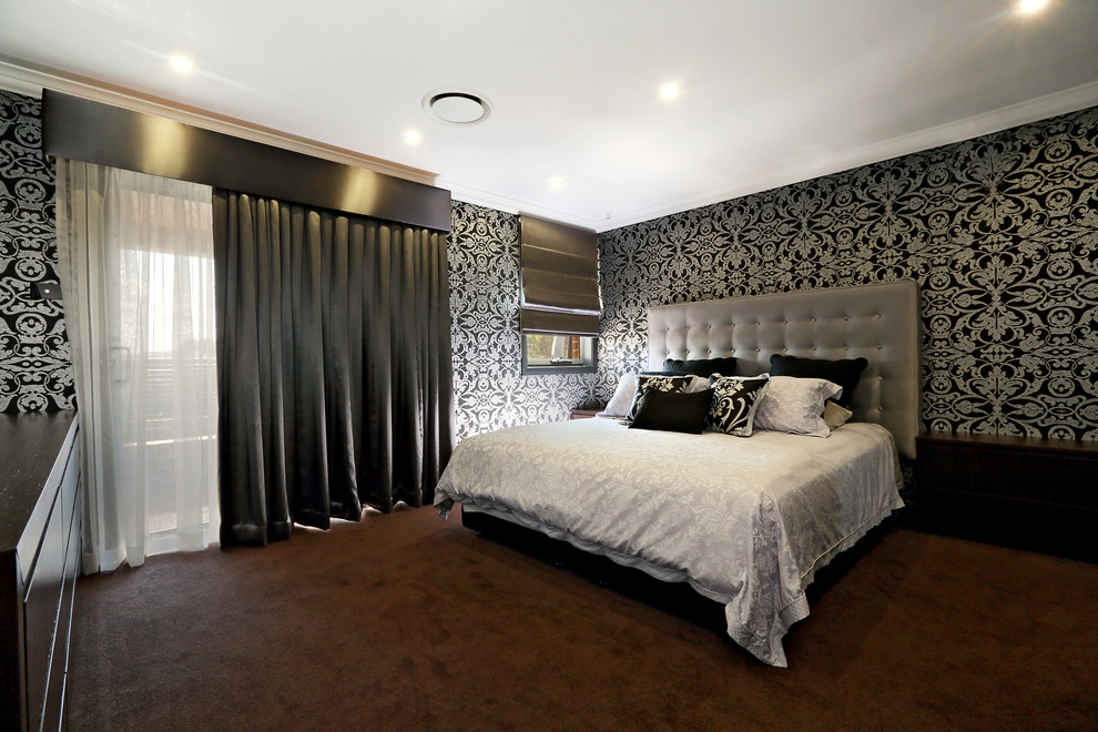Идея дизайна: большая хозяйская спальня в современном стиле с разноцветными стенами и ковровым покрытием