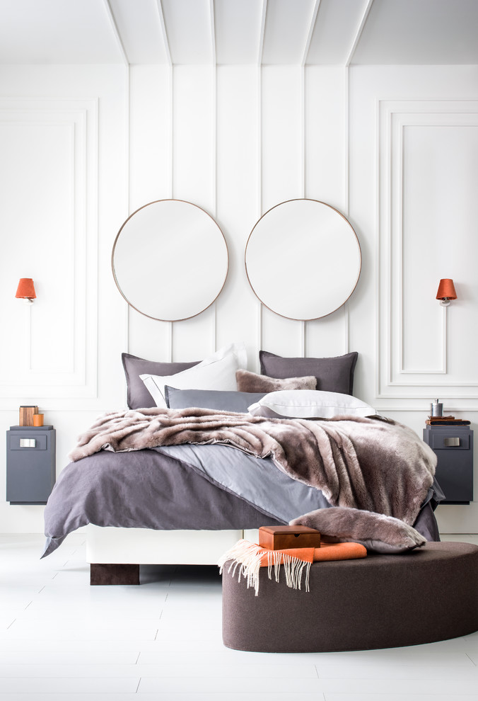 На фото: хозяйская спальня среднего размера в современном стиле с белыми стенами, полом из винила и белым полом с