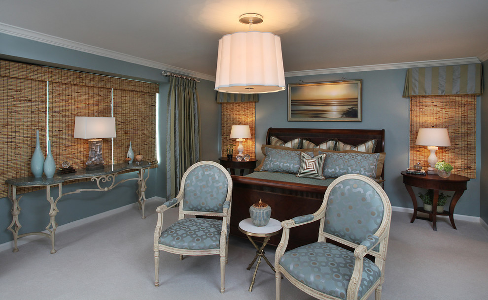 Modelo de dormitorio principal tradicional grande sin chimenea con paredes azules y moqueta