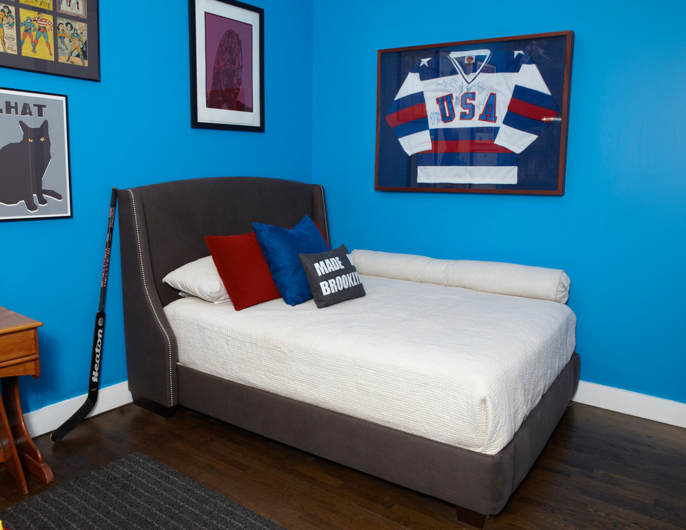 Bild på ett mellanstort eklektiskt sovrum, med blå väggar och mörkt trägolv