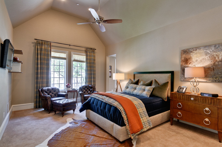 Design ideas for a traditional bedroom in Dallas.