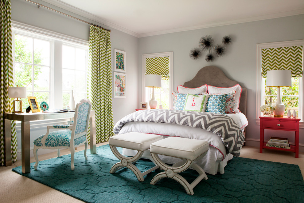 Источник вдохновения для домашнего уюта: гостевая спальня (комната для гостей) в стиле неоклассика (современная классика) с серыми стенами и ковровым покрытием