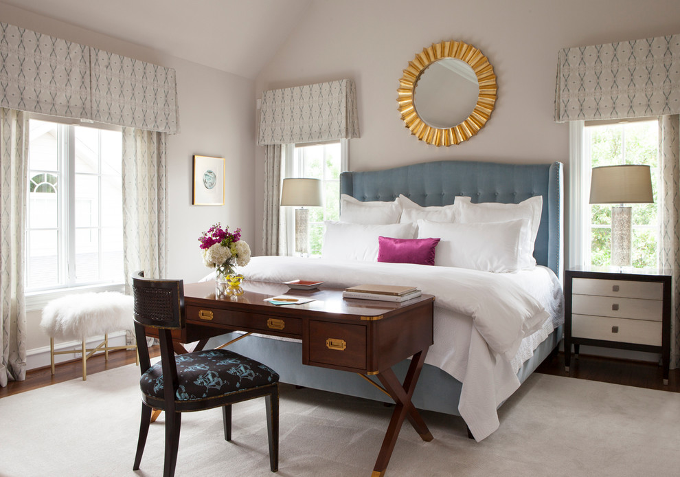 Imagen de dormitorio principal clásico renovado con suelo de madera oscura, paredes beige y con escritorio
