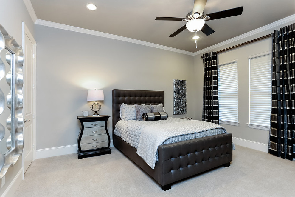 Modelo de habitación de invitados romántica de tamaño medio sin chimenea con paredes grises y moqueta