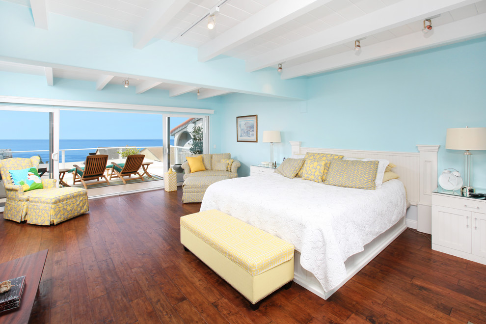 Esempio di una camera da letto tropicale con pareti blu