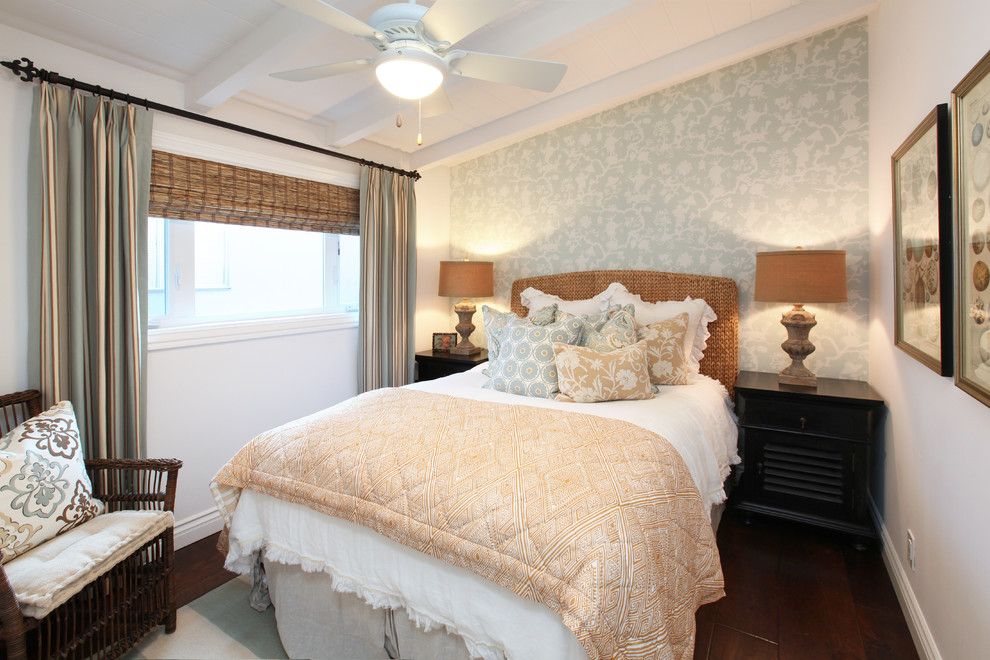 Идея дизайна: спальня в морском стиле с белыми стенами, темным паркетным полом и синими шторами