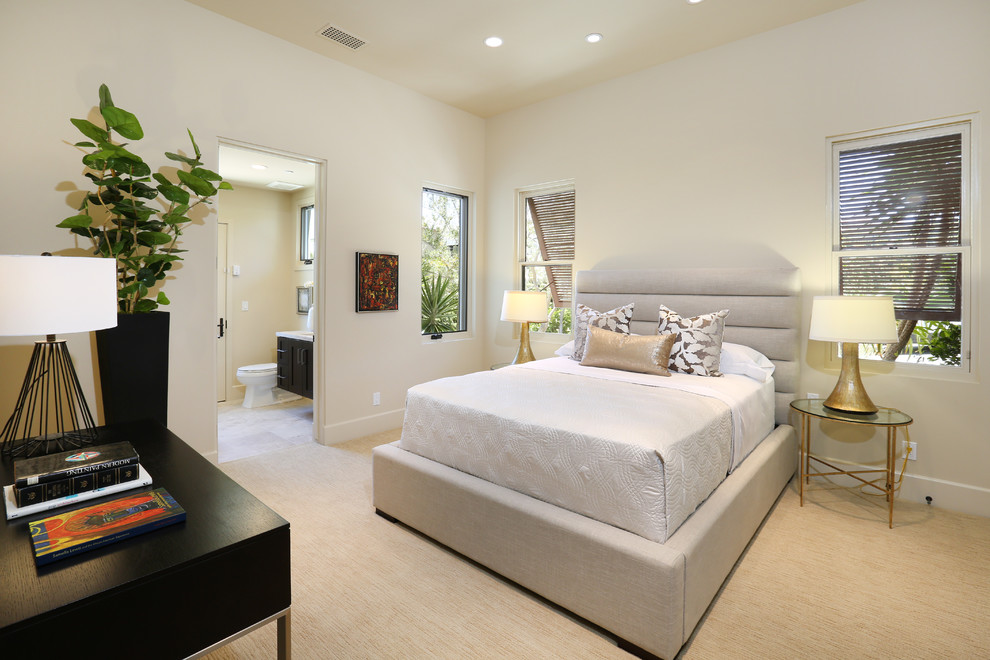 Immagine di una camera da letto tropicale di medie dimensioni con pareti beige e moquette