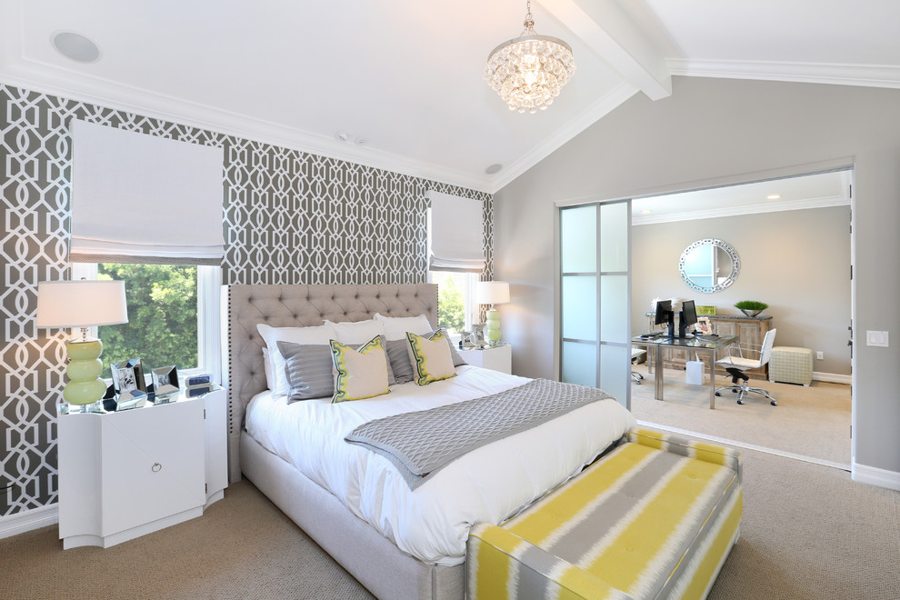 Пример оригинального дизайна: хозяйская спальня среднего размера в стиле неоклассика (современная классика) с серыми стенами, ковровым покрытием и акцентной стеной