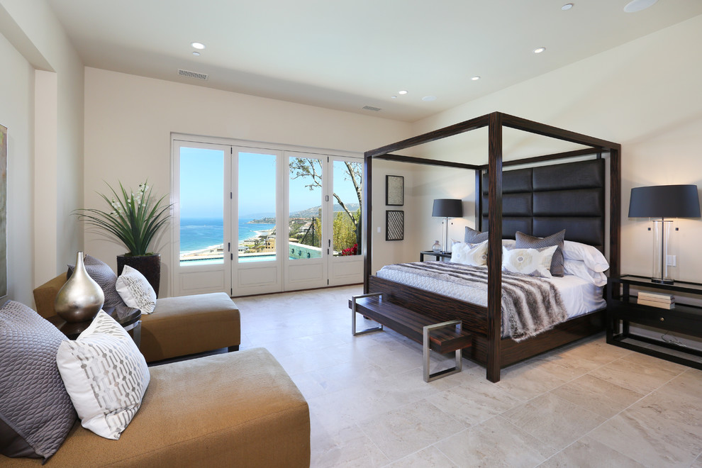 Стильный дизайн: большая хозяйская спальня в морском стиле с бежевыми стенами - последний тренд