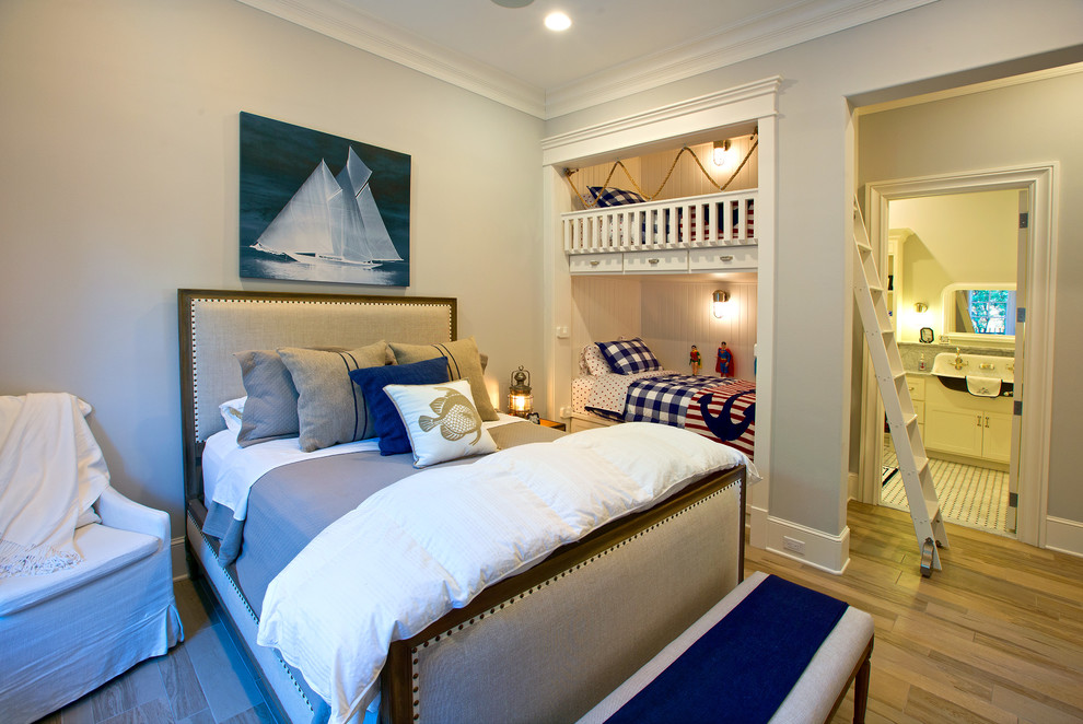 Источник вдохновения для домашнего уюта: большая гостевая спальня (комната для гостей) в морском стиле с белыми стенами, светлым паркетным полом и коричневым полом без камина