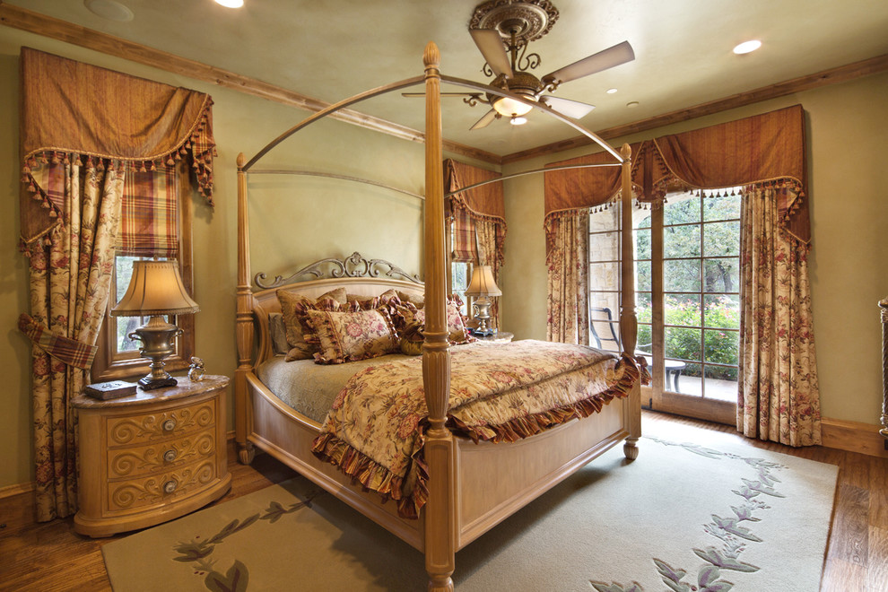Imagen de habitación de invitados clásica de tamaño medio sin chimenea con paredes verdes y suelo de madera en tonos medios
