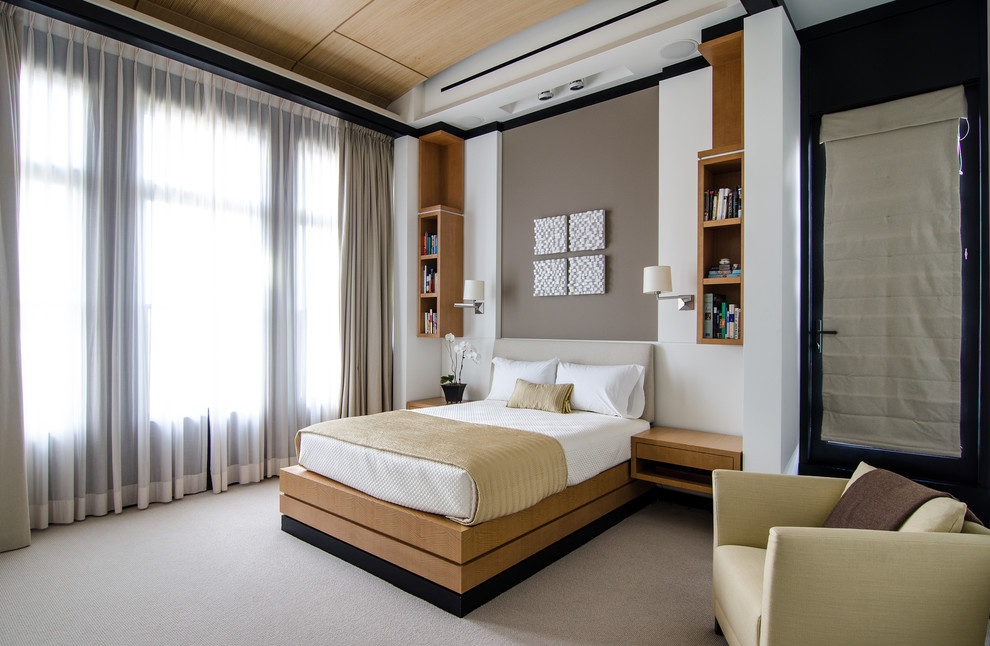 Modernes Schlafzimmer mit bunten Wänden und Teppichboden in Atlanta