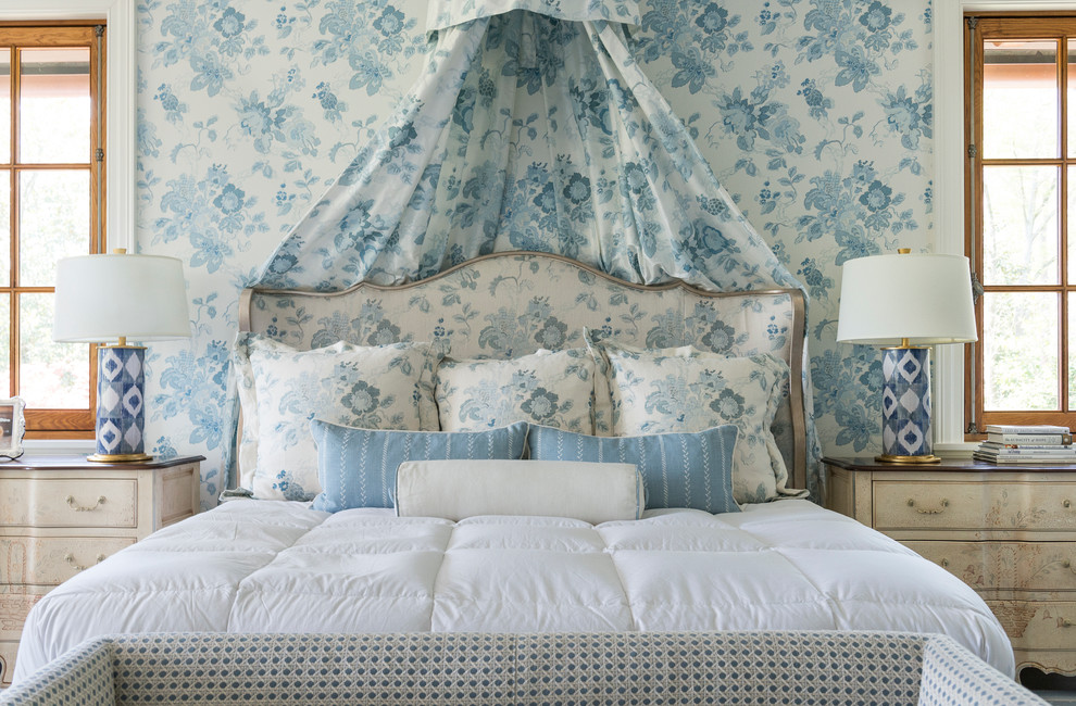 Свежая идея для дизайна: большая гостевая спальня (комната для гостей) в викторианском стиле с синими стенами - отличное фото интерьера
