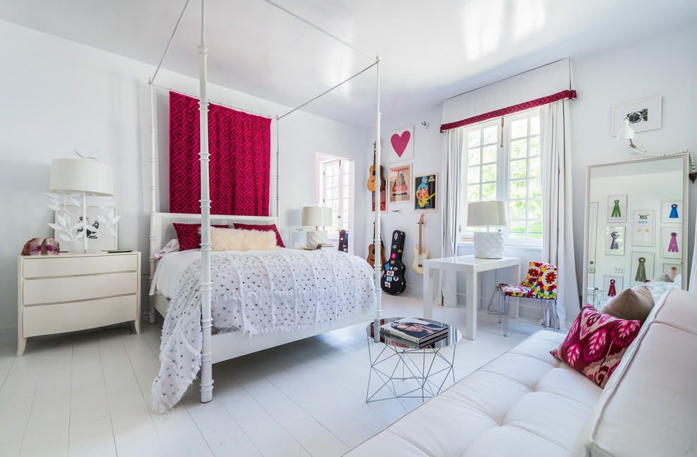 Diseño de habitación de invitados clásica renovada grande con paredes blancas y suelo de madera pintada