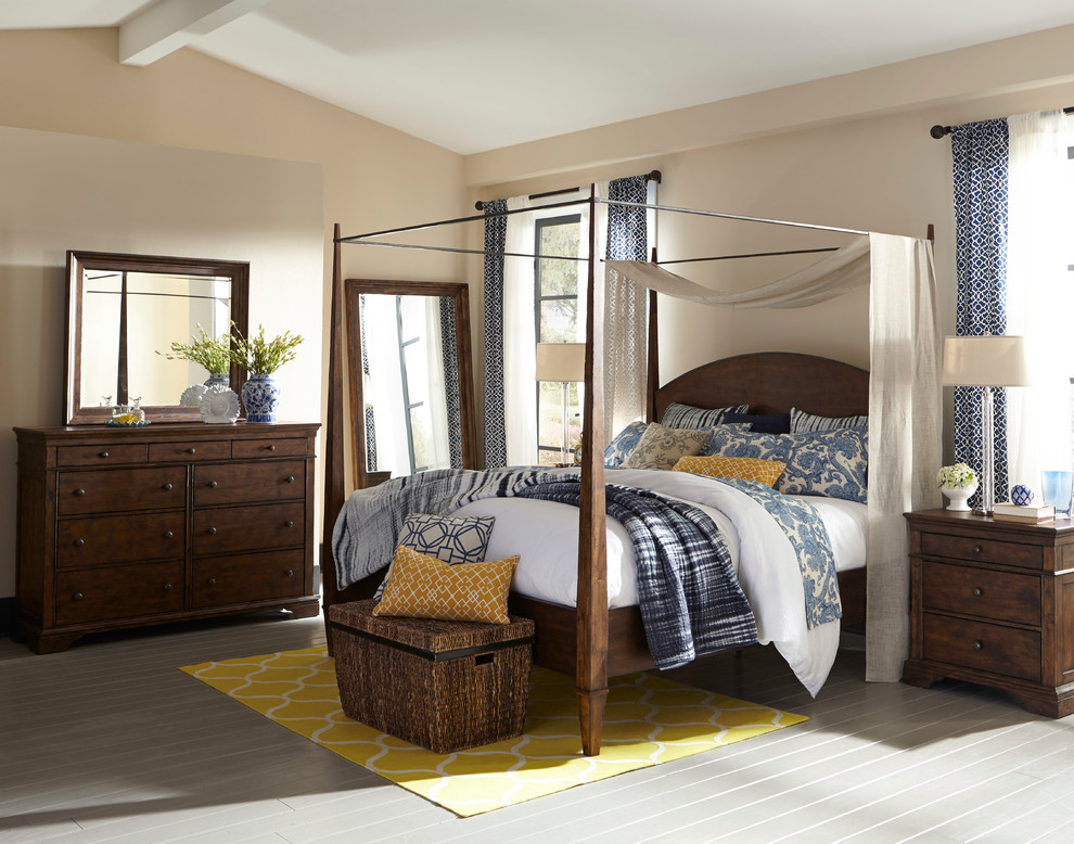 Пример оригинального дизайна: хозяйская спальня среднего размера в стиле неоклассика (современная классика) с бежевыми стенами, деревянным полом и серым полом