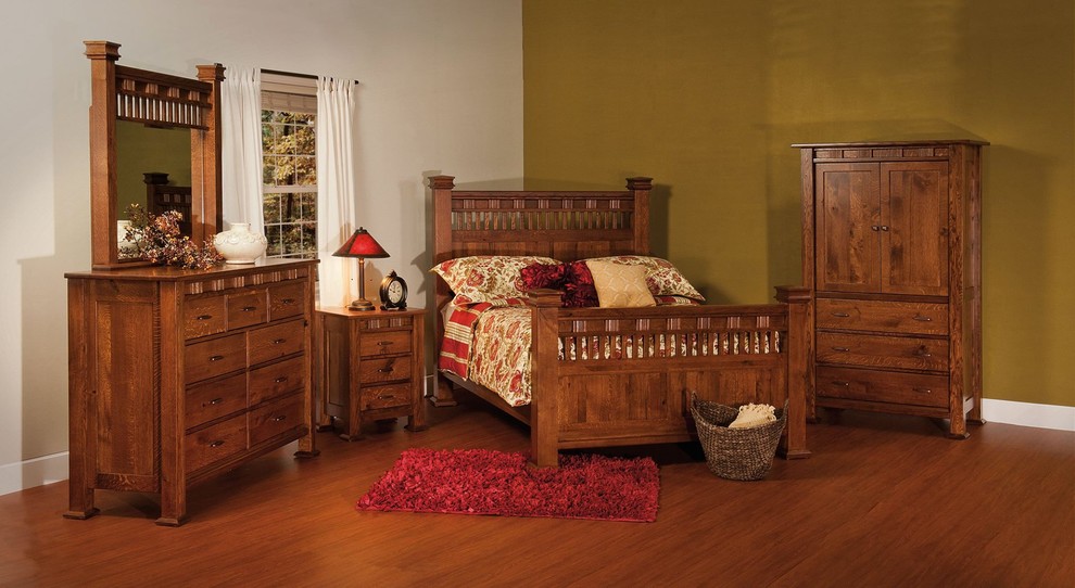 Imagen de dormitorio principal de estilo de casa de campo grande sin chimenea con paredes multicolor, suelo de madera en tonos medios y suelo marrón