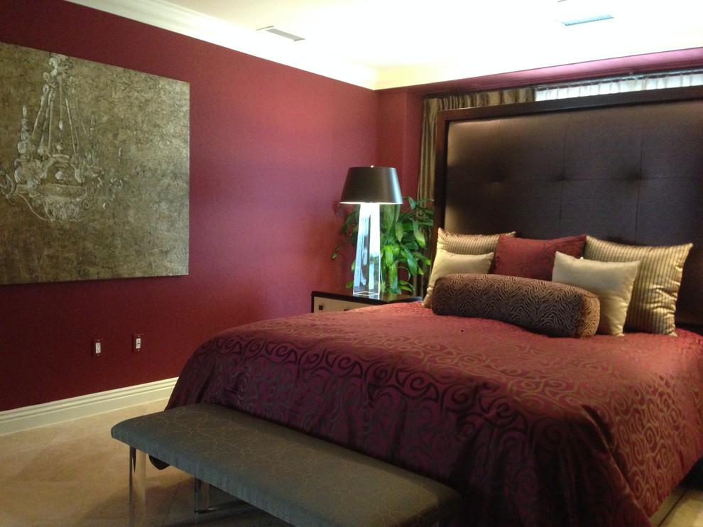 Modelo de habitación de invitados contemporánea grande sin chimenea con paredes rojas y suelo de travertino