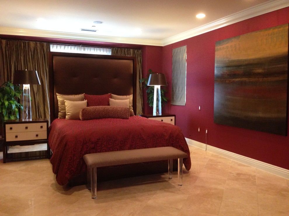 Пример оригинального дизайна: большая гостевая спальня (комната для гостей) в современном стиле с красными стенами и полом из травертина без камина