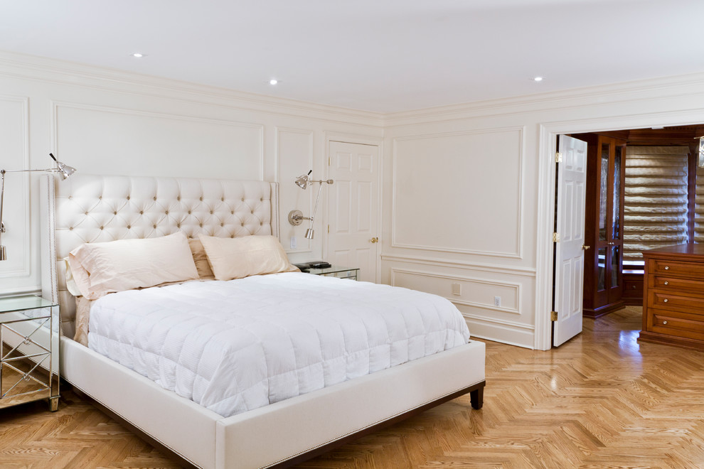Großes Klassisches Hauptschlafzimmer mit weißer Wandfarbe, braunem Holzboden, braunem Boden, Kamin und Kaminumrandung aus Holz in New York