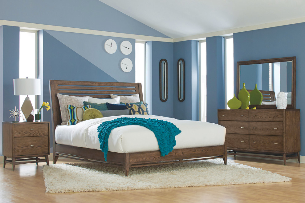 На фото: хозяйская спальня в стиле модернизм с синими стенами и светлым паркетным полом