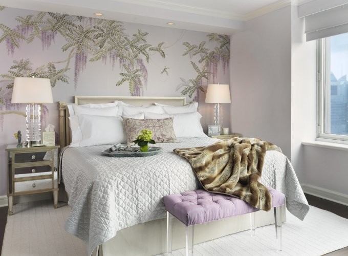 Diseño de dormitorio principal actual de tamaño medio con paredes púrpuras y moqueta