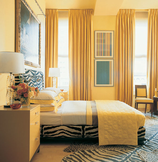 Modelo de dormitorio tradicional renovado extra grande con paredes amarillas