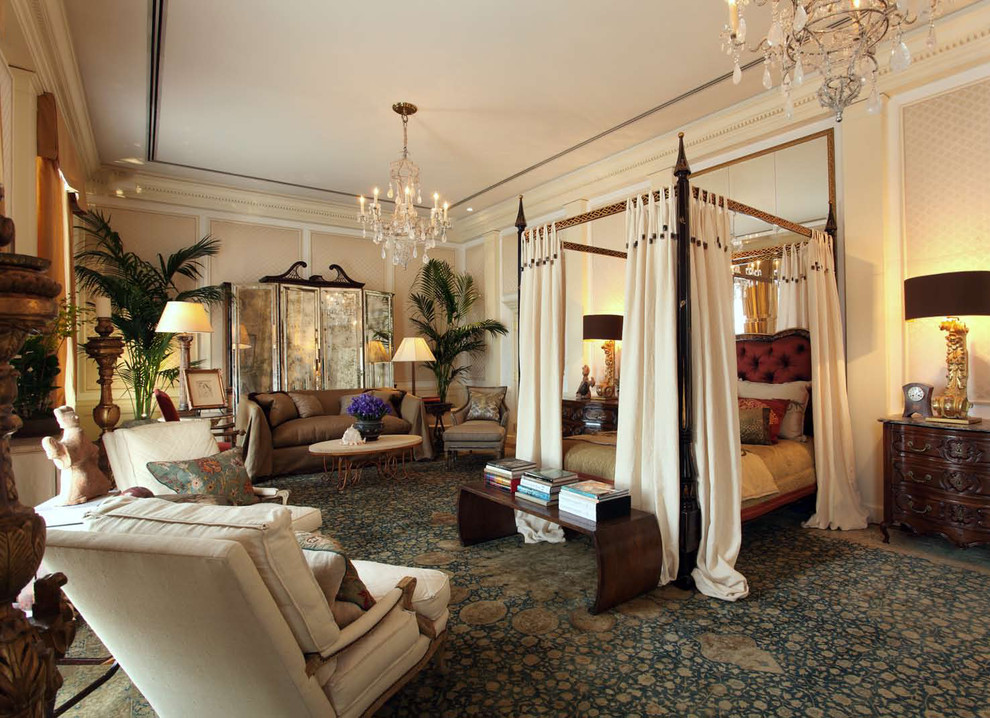 Immagine di un'ampia camera da letto classica con pareti beige e moquette