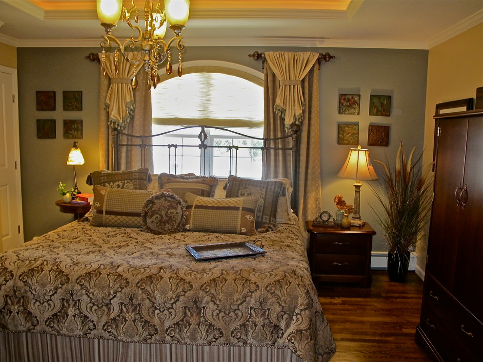 Esempio di una camera da letto classica di medie dimensioni con pareti multicolore, parquet scuro e nessun camino