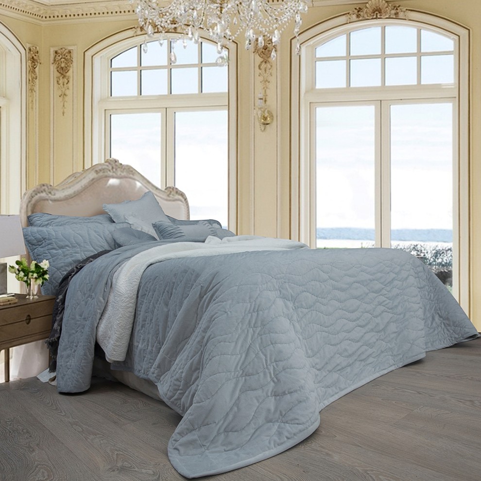 На фото: хозяйская спальня в средиземноморском стиле с синими стенами, деревянным полом, угловым камином, фасадом камина из дерева и бирюзовым полом с