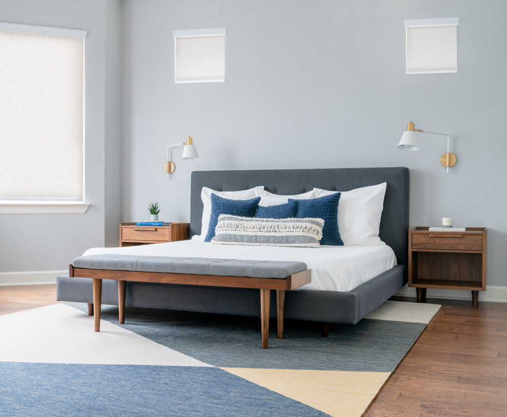 Стильный дизайн: большая хозяйская спальня в стиле модернизм с серыми стенами, паркетным полом среднего тона и коричневым полом - последний тренд
