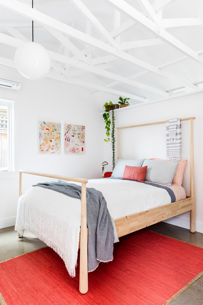Идея дизайна: гостевая спальня (комната для гостей) в морском стиле с белыми стенами и бетонным полом