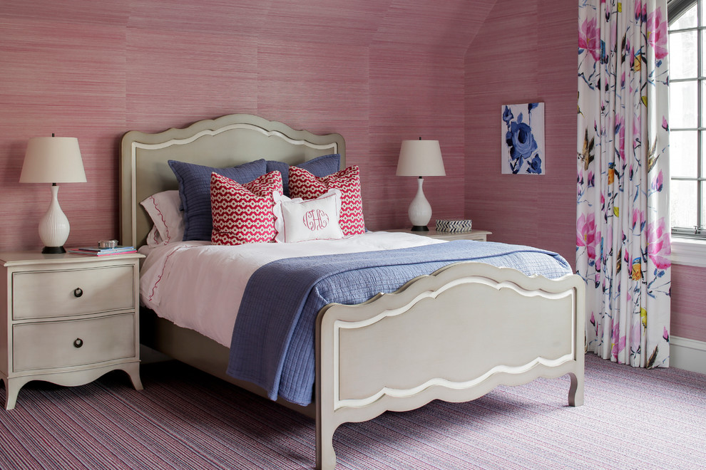 Klassisches Hauptschlafzimmer mit Teppichboden, lila Wandfarbe und lila Boden in New York