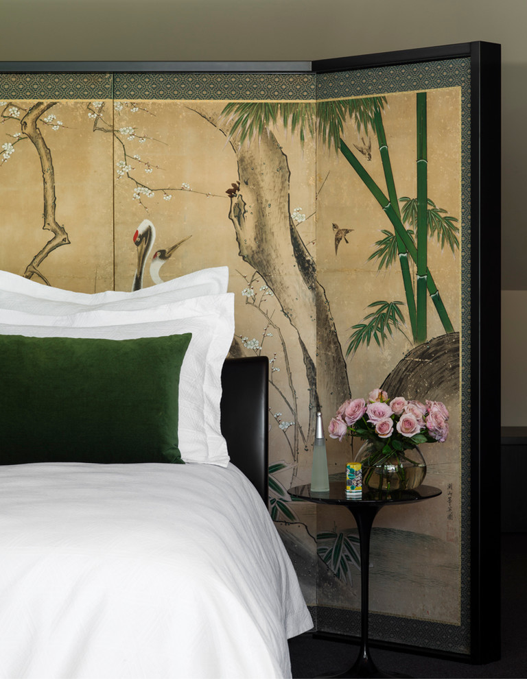 シドニーにある広いコンテンポラリースタイルのおしゃれな主寝室 (ベージュの壁)