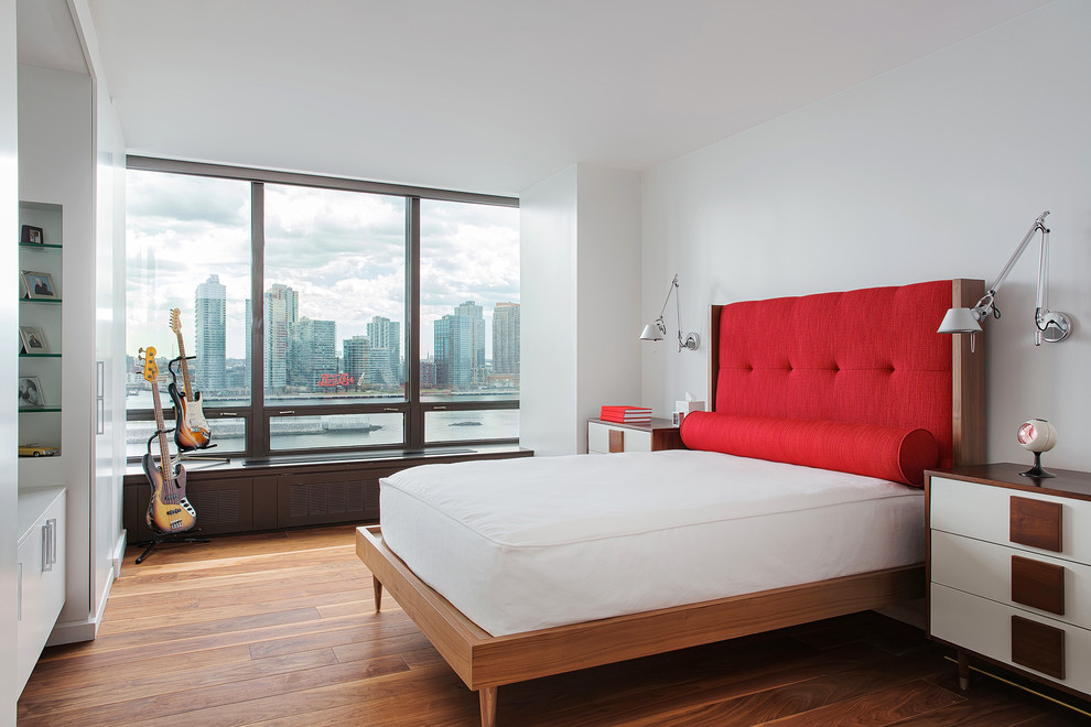 Foto de habitación de invitados contemporánea de tamaño medio sin chimenea con paredes blancas y suelo de madera en tonos medios
