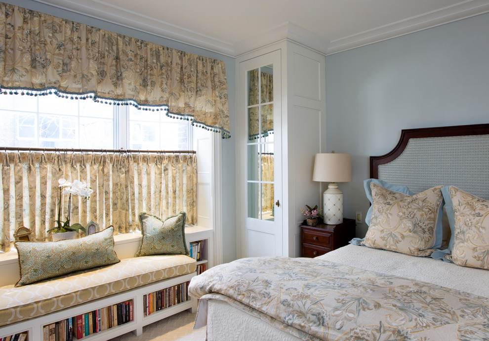 Inspiration för ett vintage gästrum, med blå väggar, heltäckningsmatta och beiget golv