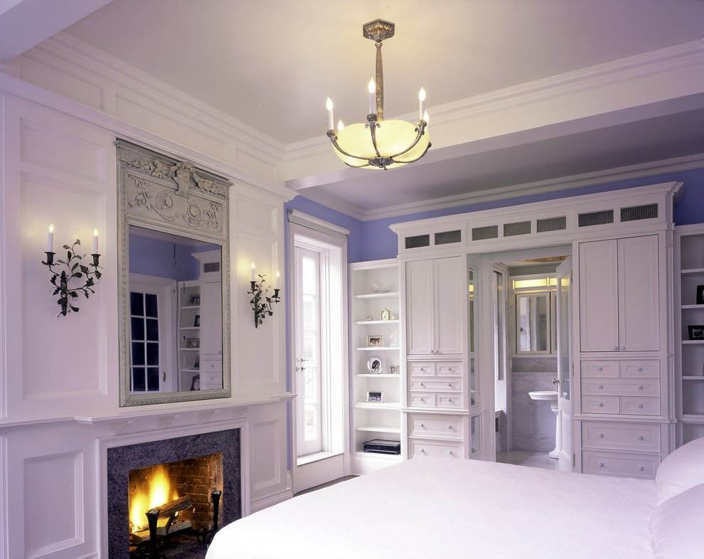 ニューヨークにある広いトランジショナルスタイルのおしゃれな主寝室 (青い壁、無垢フローリング、標準型暖炉、石材の暖炉まわり) のインテリア