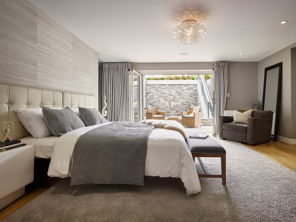 На фото: большая хозяйская спальня в стиле модернизм с бежевыми стенами, ковровым покрытием и коричневым полом без камина с