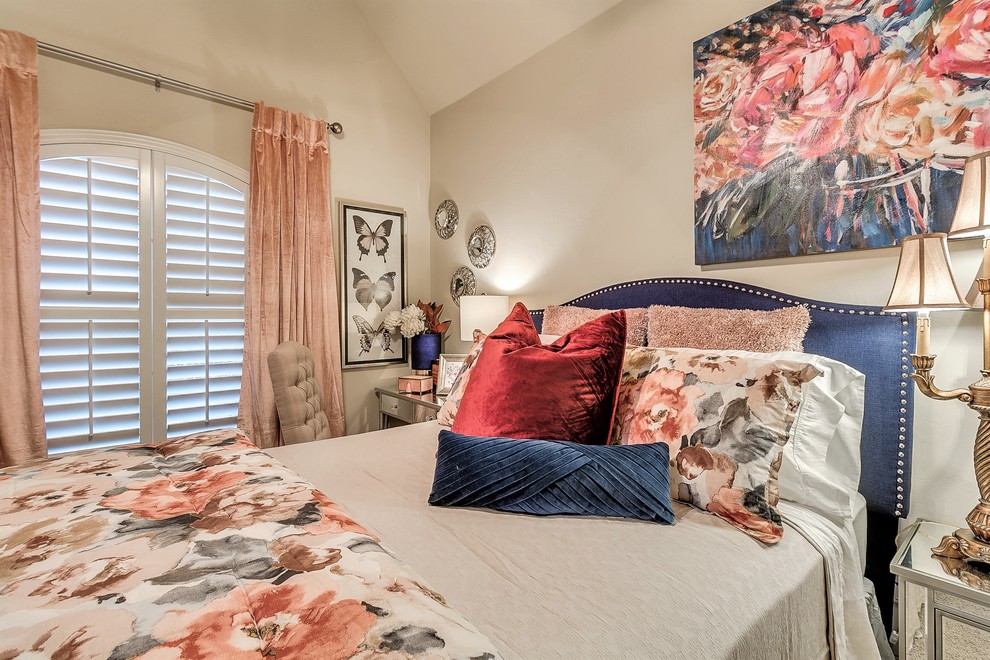 オクラホマシティにある小さなトラディショナルスタイルのおしゃれな客用寝室 (ベージュの壁、カーペット敷き、ベージュの床)