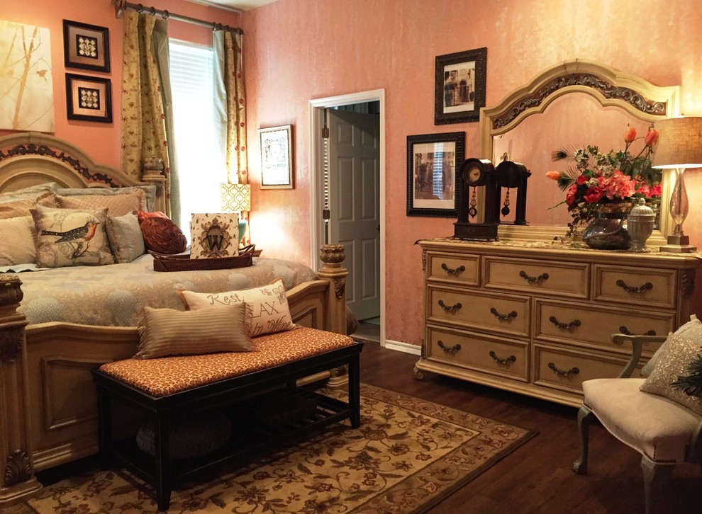 Mittelgroßes Shabby-Style Hauptschlafzimmer ohne Kamin mit oranger Wandfarbe und braunem Holzboden in Oklahoma City