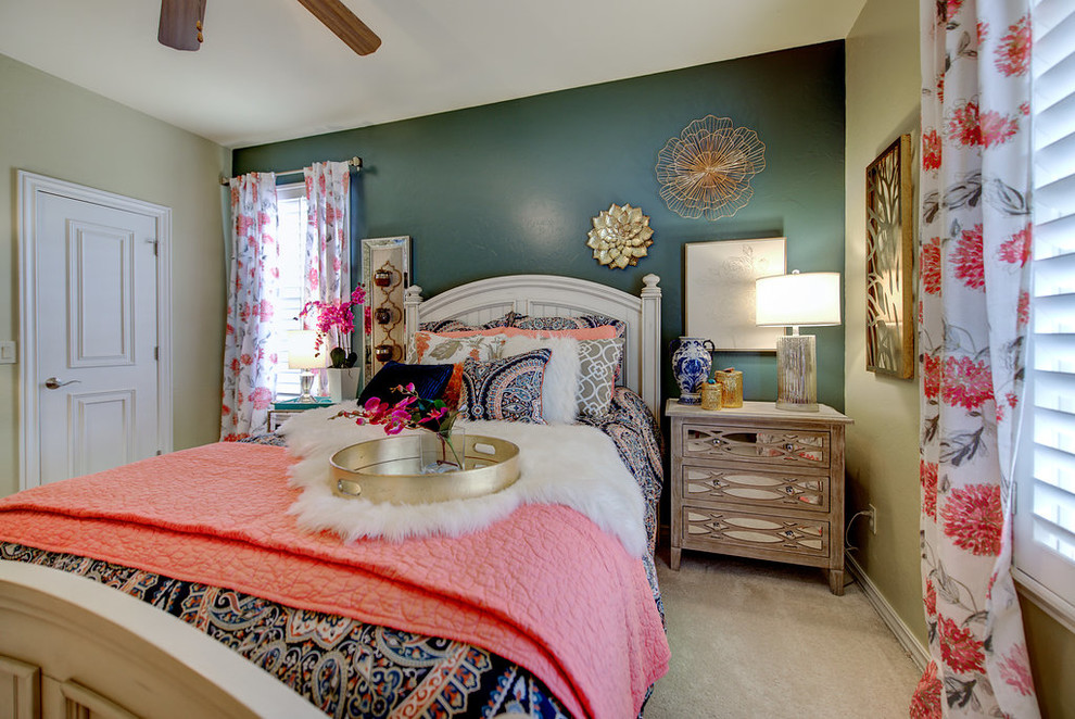 Cette image montre une chambre style shabby chic de taille moyenne avec un mur multicolore et un sol blanc.