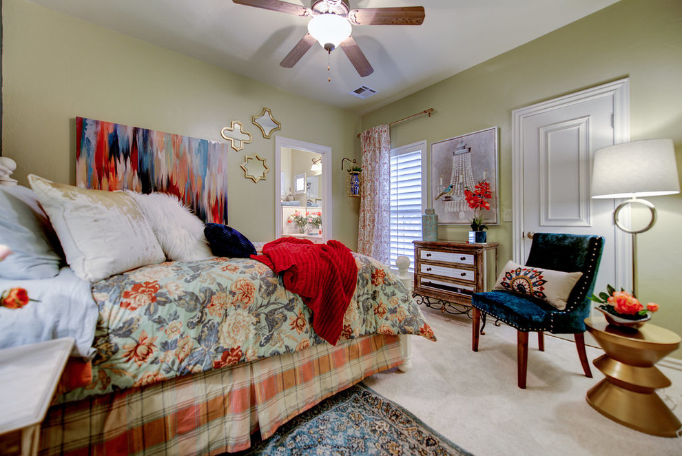Источник вдохновения для домашнего уюта: гостевая спальня среднего размера, (комната для гостей) в стиле шебби-шик с ковровым покрытием, желтыми стенами и белым полом