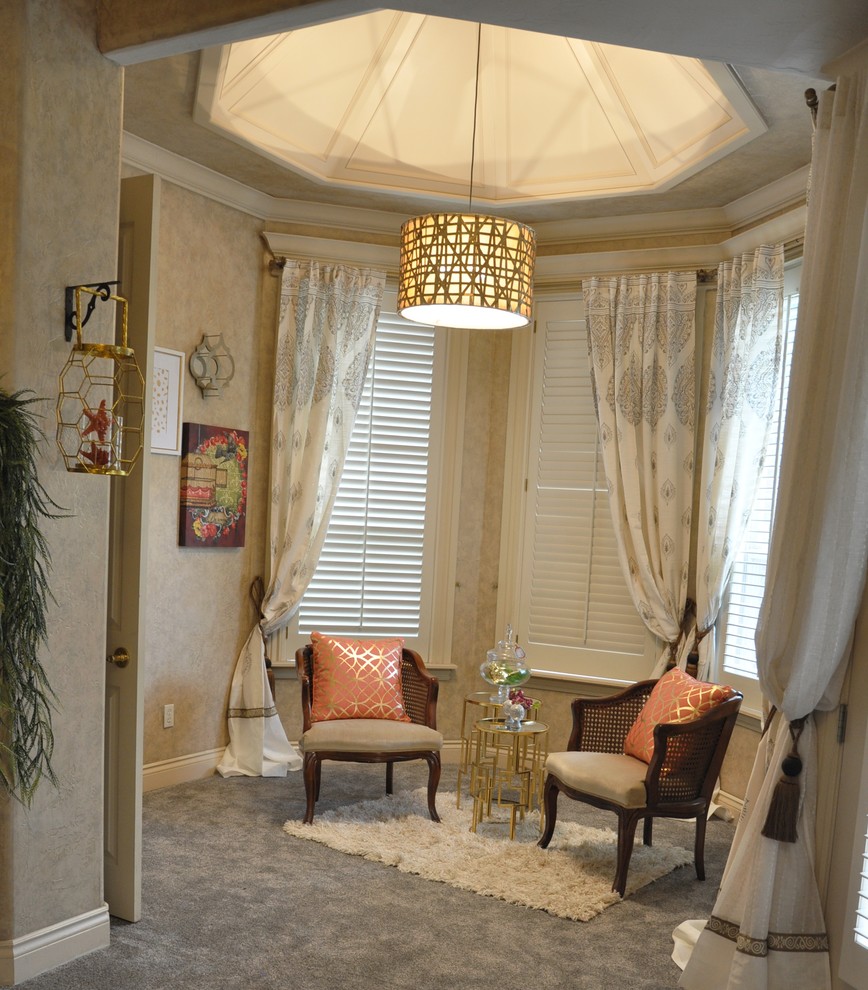 Ejemplo de dormitorio principal clásico grande con paredes beige, moqueta, chimenea de doble cara y marco de chimenea de baldosas y/o azulejos