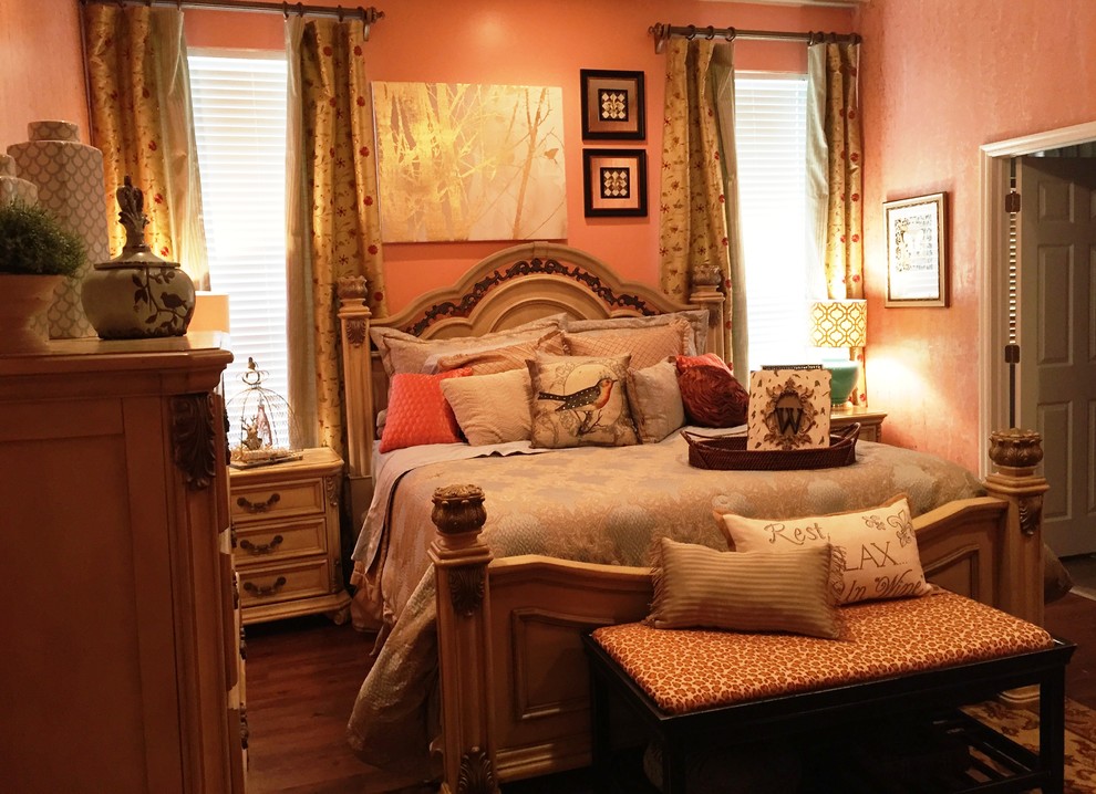 Mittelgroßes Shabby-Style Hauptschlafzimmer ohne Kamin mit oranger Wandfarbe und braunem Holzboden in Oklahoma City