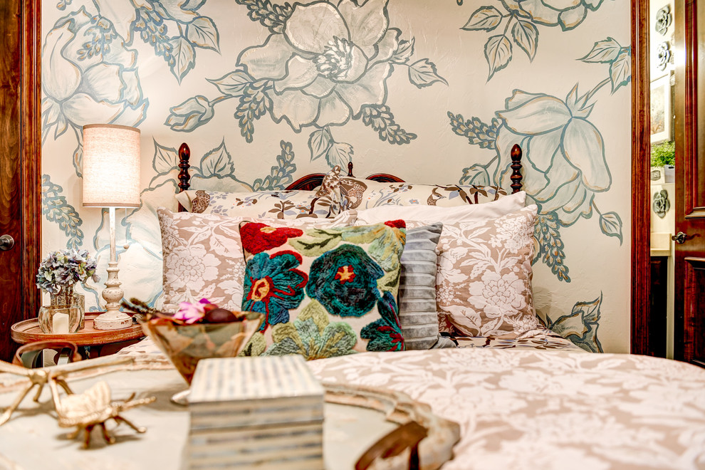Стильный дизайн: хозяйская спальня среднего размера в стиле шебби-шик с бежевыми стенами, ковровым покрытием и бежевым полом - последний тренд