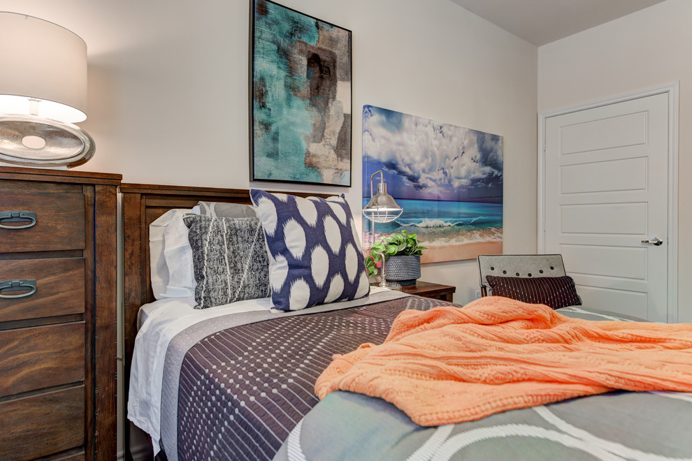 Foto de habitación de invitados minimalista de tamaño medio con paredes beige, moqueta y suelo beige