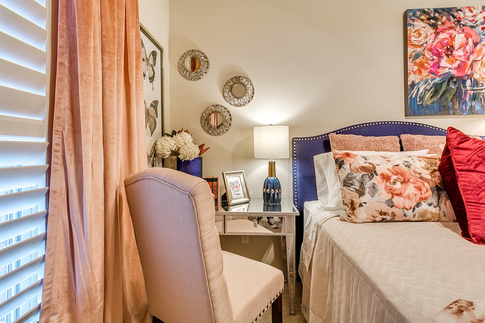 Foto di una piccola camera degli ospiti classica con pareti beige, moquette e pavimento beige