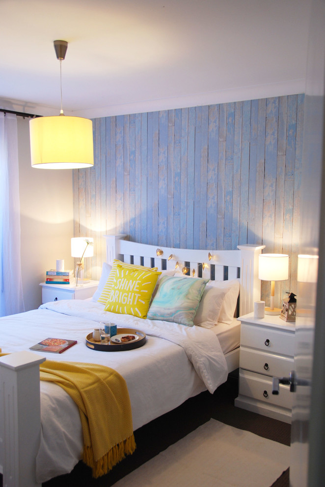 Kleines Modernes Gästezimmer ohne Kamin mit blauer Wandfarbe, Teppichboden und beigem Boden in Sydney